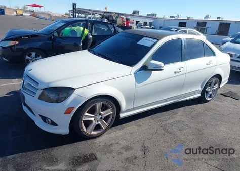 2010 Mercedes-Benz C 300 Sport z USA, uszkodzony, nr VIN WDDGF5EBXAF374219